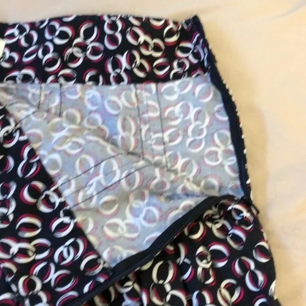 Loft Short Black Skirt Red Circle Pattern Size 10 - Picture 3 of 5